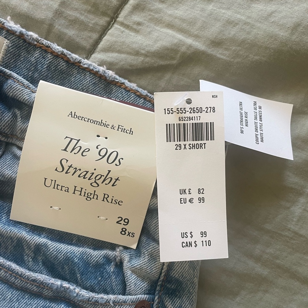 Abercrombie & Fitch Jeans
The 90s Straight
Ultra High Rise
29
8xs